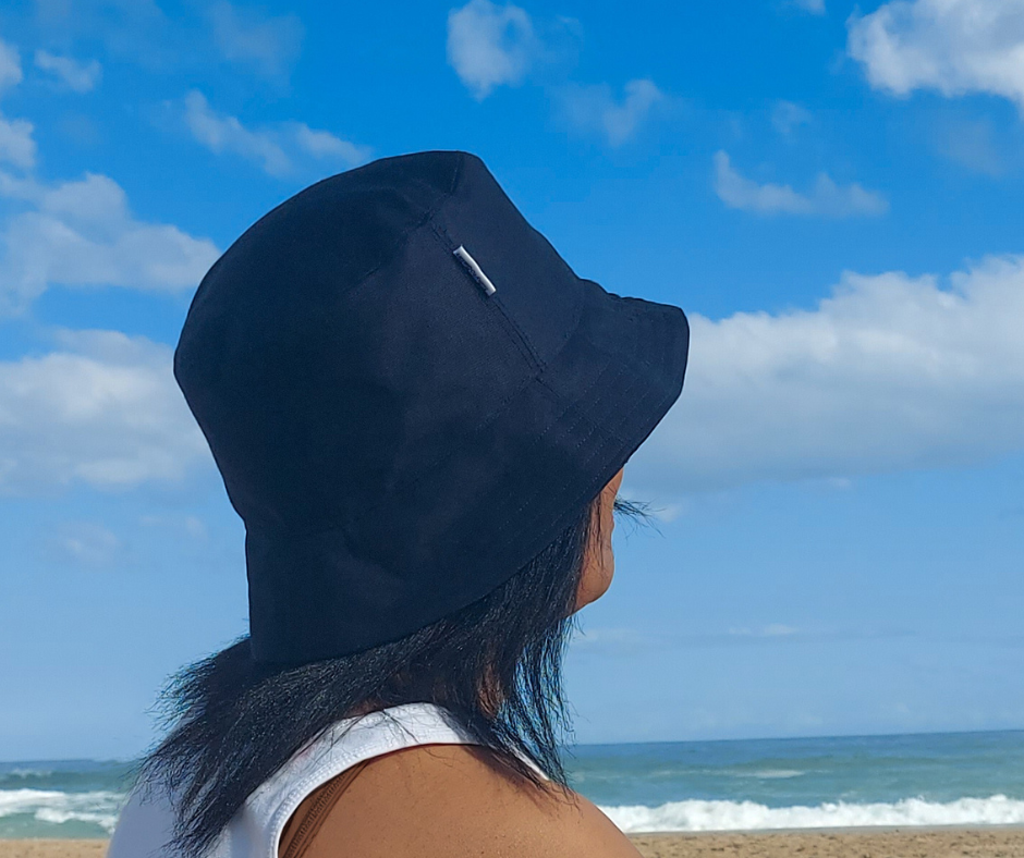 TIFFANY - BLXCK SATIN-LINED BUCKET HAT