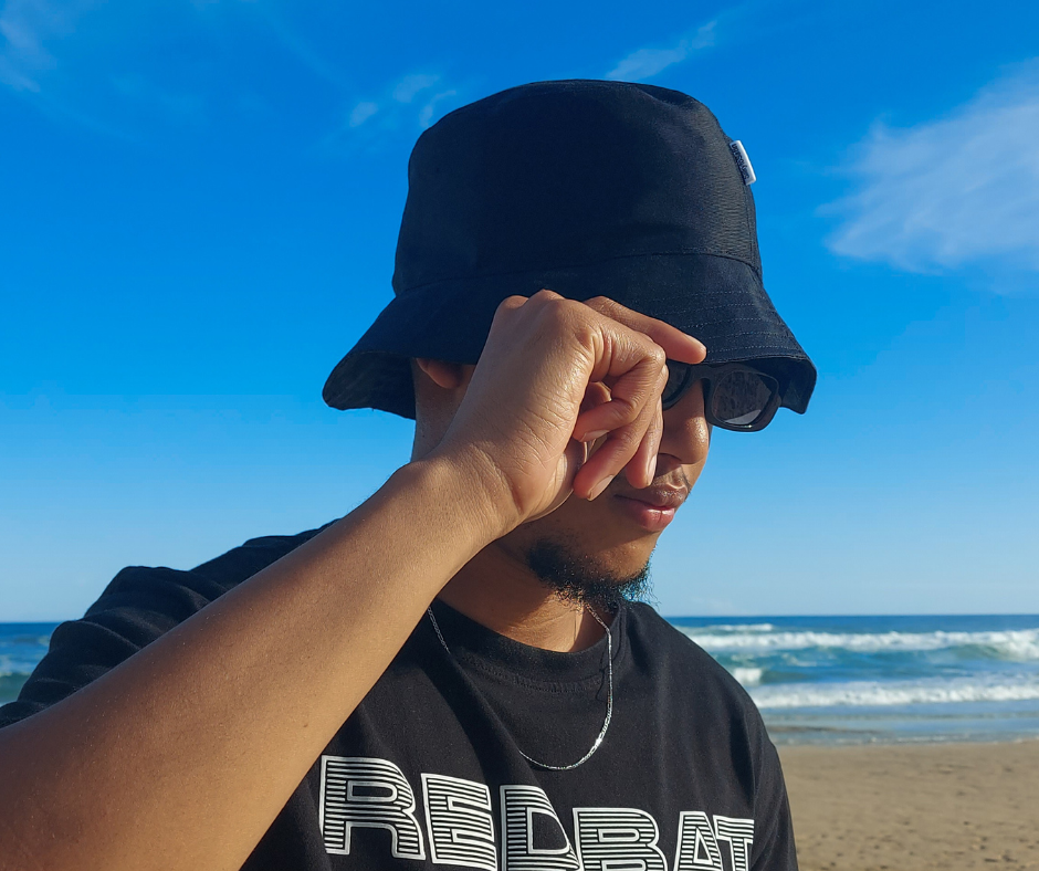 TIFFANY - BLXCK SATIN-LINED BUCKET HAT