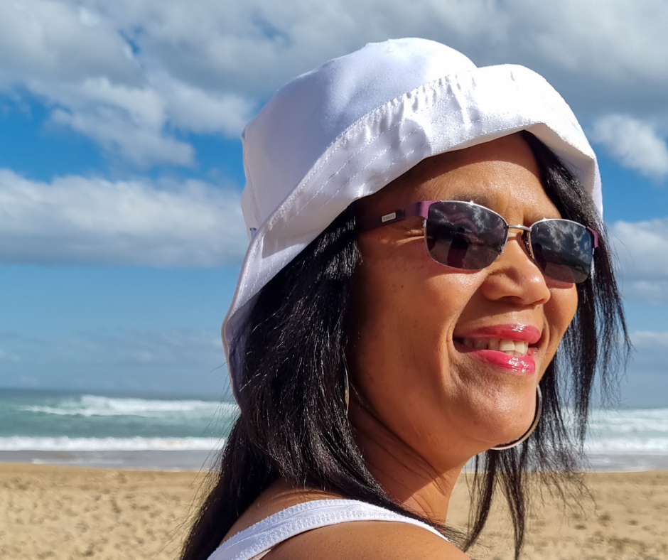 NELLA - WHITE SATIN-LINED BUCKET HAT
